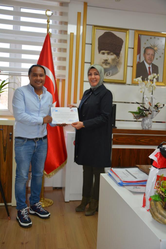MalatyaMem's tweet photo. İl Müdürümüz Sayın Hatice ÖZDEMİR Müdürlüğümüzce yürütülen Şiddete Hayır konulu Erasmus+ Ka201 final toplantısı kapsamında Portekiz, Ispanya, Fransa ve Bulgaristan dan proje ortaklarımızı makamında kabul ederek katılım sertifikalarını takdim etti. @tcmeb #ErasmusPlus #Ka201 https://t.co/8ExmZp1A2l