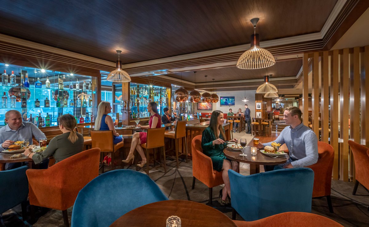 Galway_Races's tweet photo. 🎁12 DAYS OF CHRISTMAS GIVEAWAY: DAY 8⃣
To get into the festive spirit, we've teamed up with our sponsors to giveaway fantastic prizes
DAY 8⃣:thanks to @ClaytonGalway win
🔥 2 night stay for 2people in a Suite with dinner &amp; wine 
🎟️+A 7 Day Admission Ticket to #GalwayRaces2023 https://t.co/qW3a2tUEdI