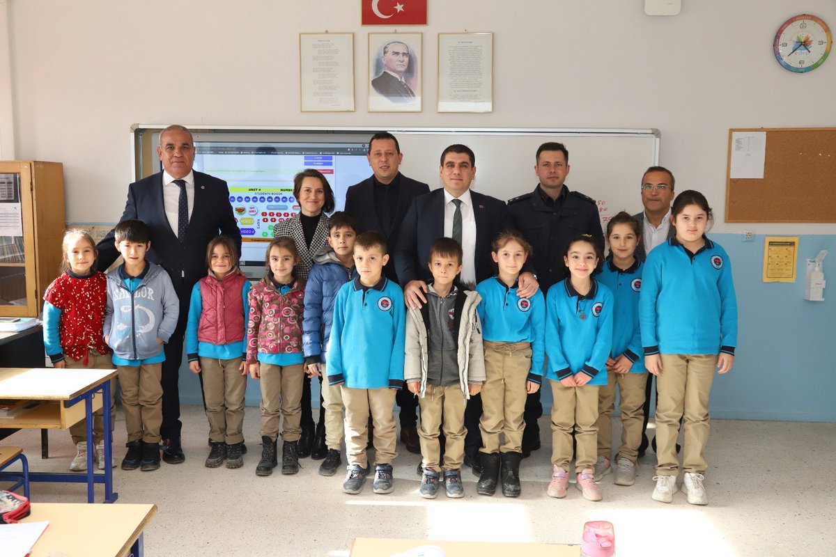 TC_acipayam_'s tweet photo. Kaymakamımız Sayın Mustafa GÜRBÜZ’e İlçe Jandarma Komutanı Üsteğmen Yasin GÖKÇE, İlçe Milli Eğitim Müdürü Süleyman İZGİ ve mahalle muhtarı eşlik etti. https://t.co/kXV1hT236l