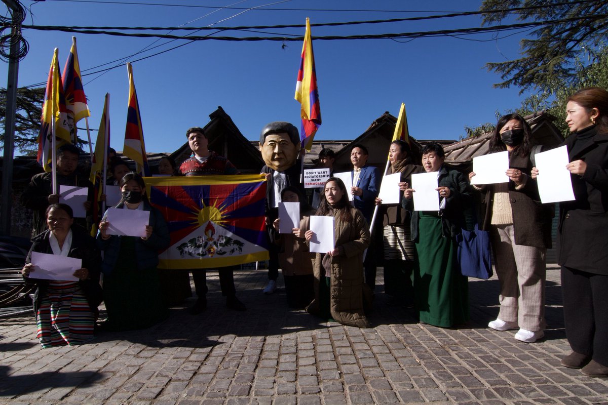 Solidarity action with #Chinese protesters globally calling for #stepdownxijinping  #democracy #FreeChina #freetaiwan #freetibet #freehongkong #freesouthernmongolia

DON'T WANT DICTATORSHIP
WANT DEMOCRACY 
#A4revolution