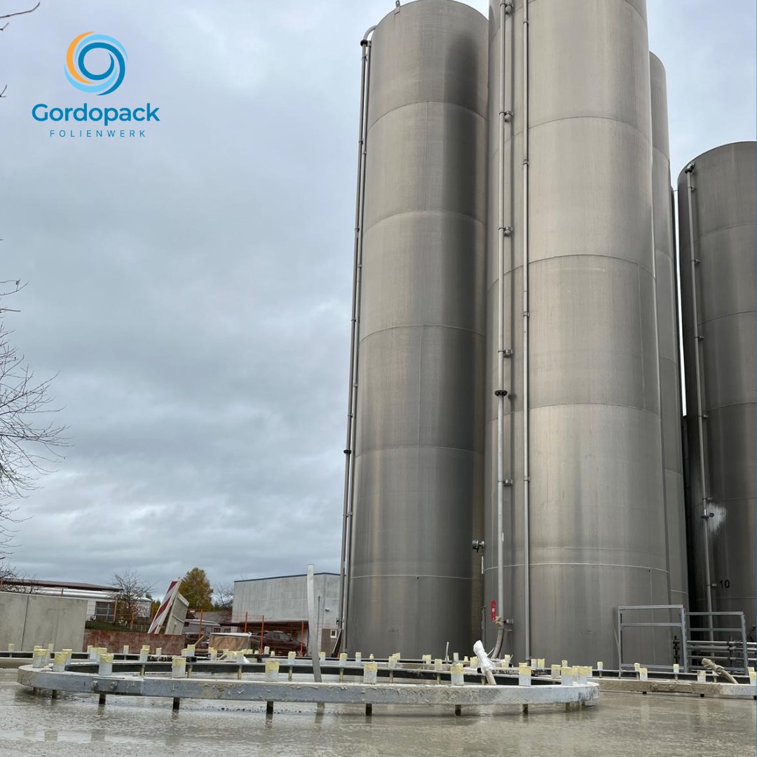 Das Fundament für 5 neue Siloanlagen ist gelegt und wir kommen unseren Nachhaltigkeitszielen damit näher. Die Anlagen sind gebraucht gekauft und die Silos geben uns durch Lagerraum die Möglichkeit weniger Neuware einzusetzen. ➡️Wir schauen nicht zu, wir machen mit!