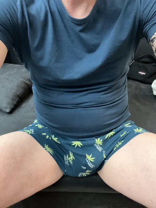Der Nikolaus hat mir neue Shorts gebracht 🤩🤪😎 Gr&uuml;&szlig;e an die Ladys @maria_gaill @merry4fun_m4f  #entkriminalisierungsofort<a href="/tag/entkriminalisierungsofort"class="tags"><span>#entkriminalisierungsofort</span></a>