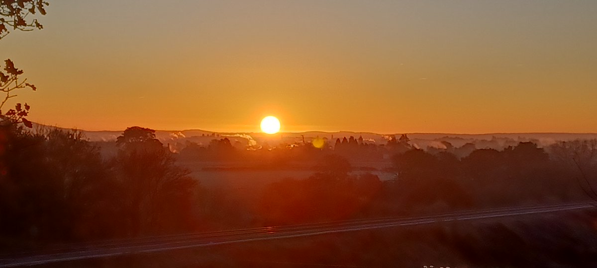 #frosty #morning over #greatberwick looking towards #Shrewsbury #shropshire looks quite #Victorian with everybody's #heating on!
