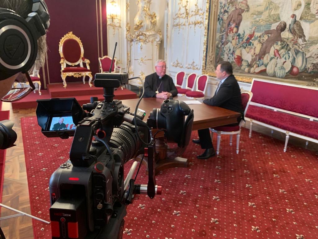 horalek_martin's tweet photo. Udělej rozhovor s kardinálem Hollerichem, děl šéf redakce ⁦@vira_zive⁩ ⁦@PatrickDivis⁩. Životopis: základní studia Gregoriana, jezuita, Tokio studium japonštiny, Mnichov studium němčiny a literatury, je mu v podstatě jedno, v jakém jazyku komunikuje… #Uff #bedna https://t.co/H2DWNmdmXP