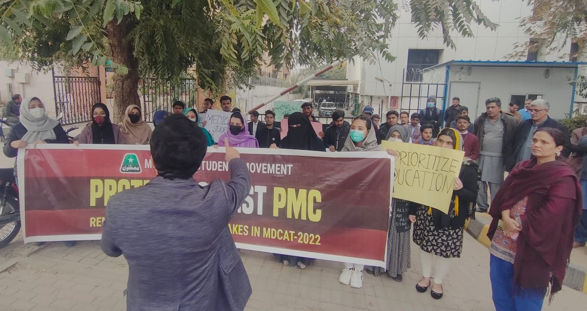 MSMPakistan_'s tweet photo. ایم ڈی کیٹ 2022 میں ہونے والی غلطیوں کے خلاف طلباء پاکستان میڈیکل کمیشن کے باہر سراپا احتجاج!
#ProtestAgainstPMC https://t.co/UksEI22JZC