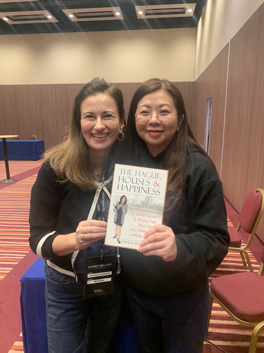 Very honored to present my book The Hague, Houses and Happiness personally to June from @SuccessResUK at the NWA week in London!! 😊