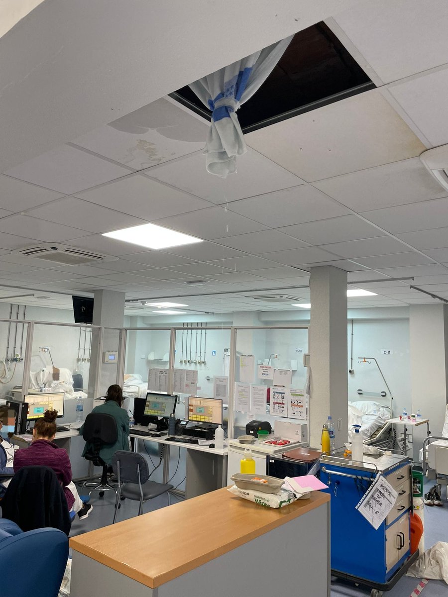 Urgencias y Emergencias de Madrid en Lucha (@urgenciaslapaz) on Twitter photo Sala 6 de la urgencia de La Paz.
Por si fuera poco con la saturación de pacientes y la falta de personal... así es imposible trabajar.
Recordamos que este hospital tenía 300 trabajadores de mantenimiento, quedan 86
<a href="/IdiazAyuso/">Isabel Díaz Ayuso</a> <a href="/eruizescudero/">Enrique Ruiz Escudero</a> Sala 6 de la urgencia de La Paz.
Por si fuera poco con la saturación de pacientes y la falta de personal... así es imposible trabajar.
Recordamos que este hospital tenía 300 trabajadores de mantenimiento, quedan 86
<a href="/IdiazAyuso/">Isabel Díaz Ayuso</a> <a href="/eruizescudero/">Enrique Ruiz Escudero</a>