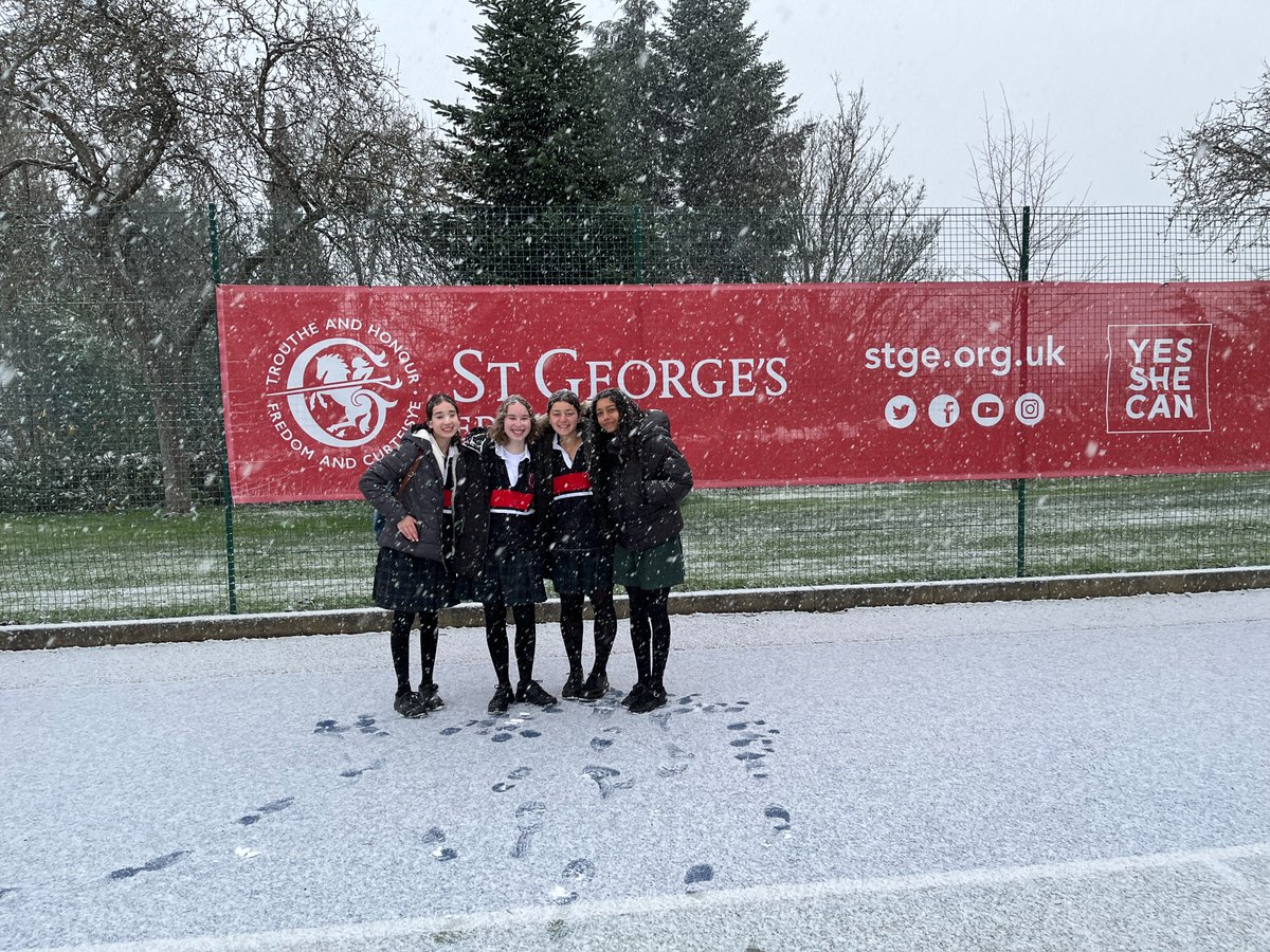 Our Sixth Exchange students from @plcsydney, Australia and @DGC_DurbanGirls, South Africa enjoying a snowy start to their Thursday! ☃️🇦🇺🇿🇦 #exchangeprogramme #makingconnections #culture