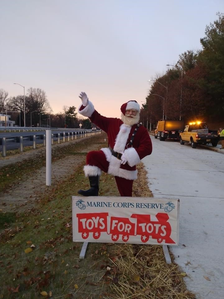 TheMDTA's tweet photo. LAST DAY!🎁MDTA Police annual #ToysForTots campaign comes to a close today with the last drop-off time frames this morning from 6 to 9am and this afternoon from 4 to 6pm. Thanks to all who have already supported! Locations and details here https://t.co/LaY6Klt8fp #MDHelps https://t.co/AecRrPsZUs