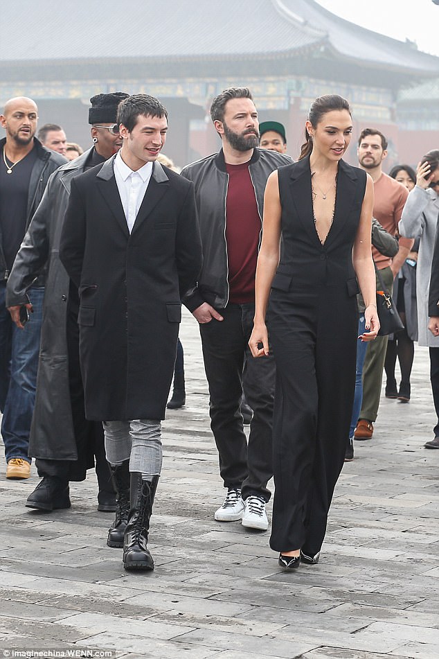 Jonathan__DC's tweet photo. Nadie dentro de la industria de Hollywood se plantearía un recast de estos actores.

Gal Gadot es #WonderWoman 
Henry Cavill es #Superman 
Ben Affleck es #Batman 

La trinidad de DC. https://t.co/SUHLd3uj0k
