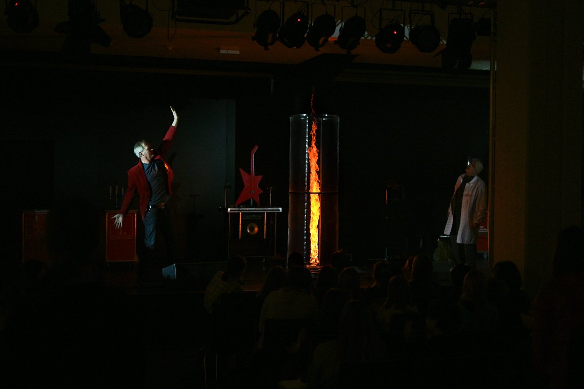 Wir begrüßen den neuen Physikanten Urban Luig in unserem Team, der am Nikolaustag mit einer Schulshow seinen Einstand gefeiert hat! 👨‍⚕️🎅🎄💥 Wir freuen uns! #diephysikanten #physikistwennsknallt #mintedu #physikedu