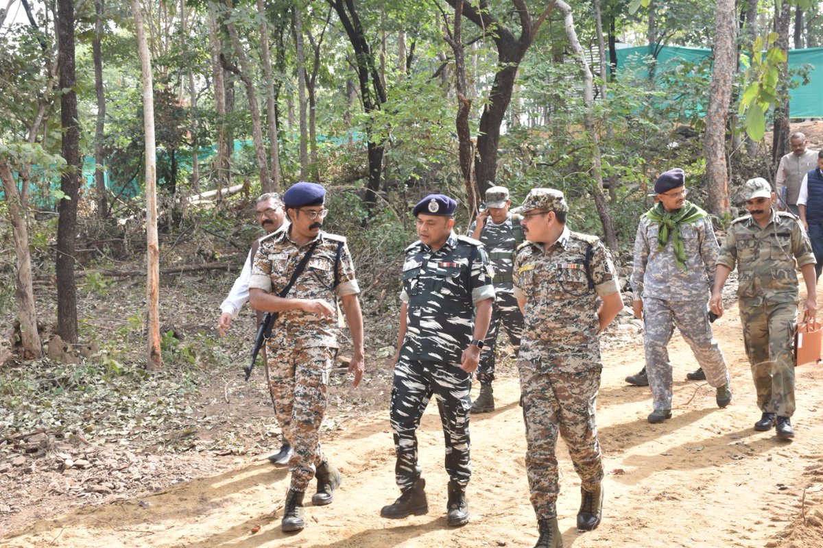 bastar_police's tweet photo. ♦️Chief Secretary and DGP Chhattisgarh along IGP Bastar and team of administrative &amp; Police officials visited the remote areas of Bastar  to review the development and security scenario of the region #development #peace #securiry #Police #Bastar  @DPRChhattisgarh @CG_Police https://t.co/LwPsHsxLvV