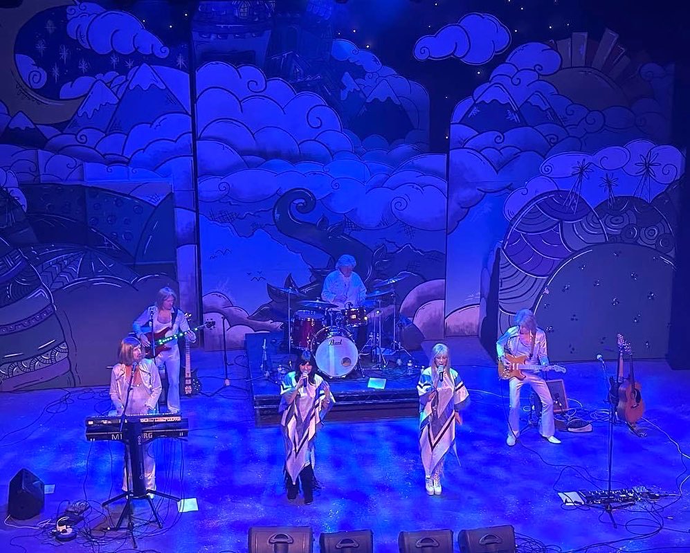 PlatinumABBA's tweet photo. Another wonderful night on @southhillpark panto stage 😍
“Excellent show. Our first time seeing you. Great fun &amp; fantastic musicianship &amp; singing.”
Back there next week - Tue 13 Dec…Only a few tickets left!
#abbatribute #theatre #show #tickets #livemusic #whatsoninbracknell https://t.co/J9hsQHUZp9