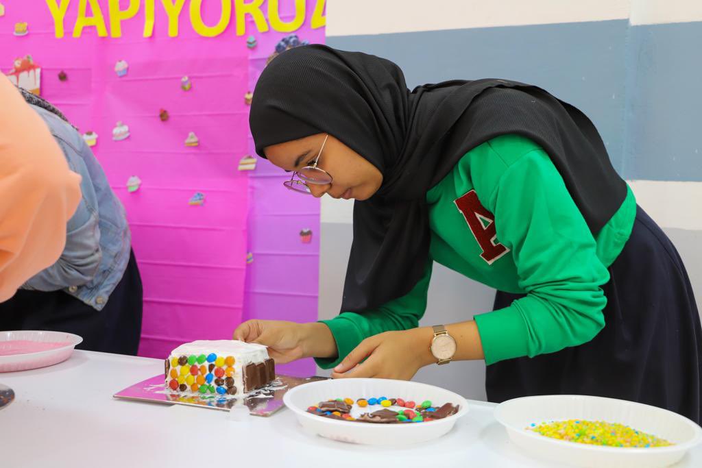 maarifML's tweet photo. Les élèves du lycée filles de Sebenikoro se sont affrontées en fabriquant des gâteaux décoratifs au club turc cette semaine. Le gagnant du concours a été félicité en choisissant le plus beau gâteau. Ils ont tous mangé le gâteau ensemble pour l’esprit de jeu. #MaliMaarif #ClubTurc https://t.co/G4QjgPsxMH