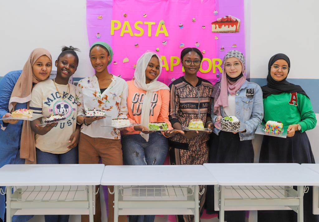 maarifML's tweet photo. Les élèves du lycée filles de Sebenikoro se sont affrontées en fabriquant des gâteaux décoratifs au club turc cette semaine. Le gagnant du concours a été félicité en choisissant le plus beau gâteau. Ils ont tous mangé le gâteau ensemble pour l’esprit de jeu. #MaliMaarif #ClubTurc https://t.co/G4QjgPsxMH