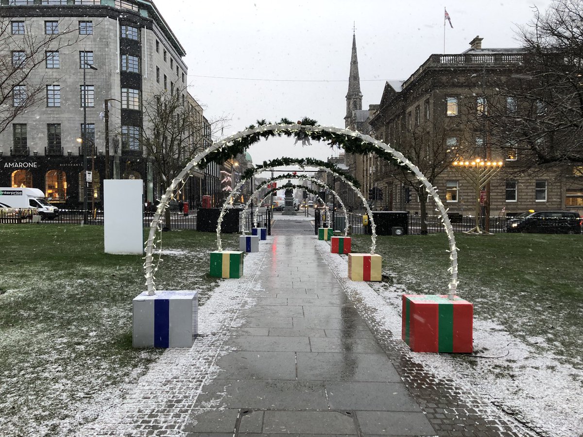 jackiedunbar82's tweet photo. Snowing in Edinburgh #snow #edinburghsnow @BBCScotlandNews @STVNews https://t.co/QpMnehQ2ar