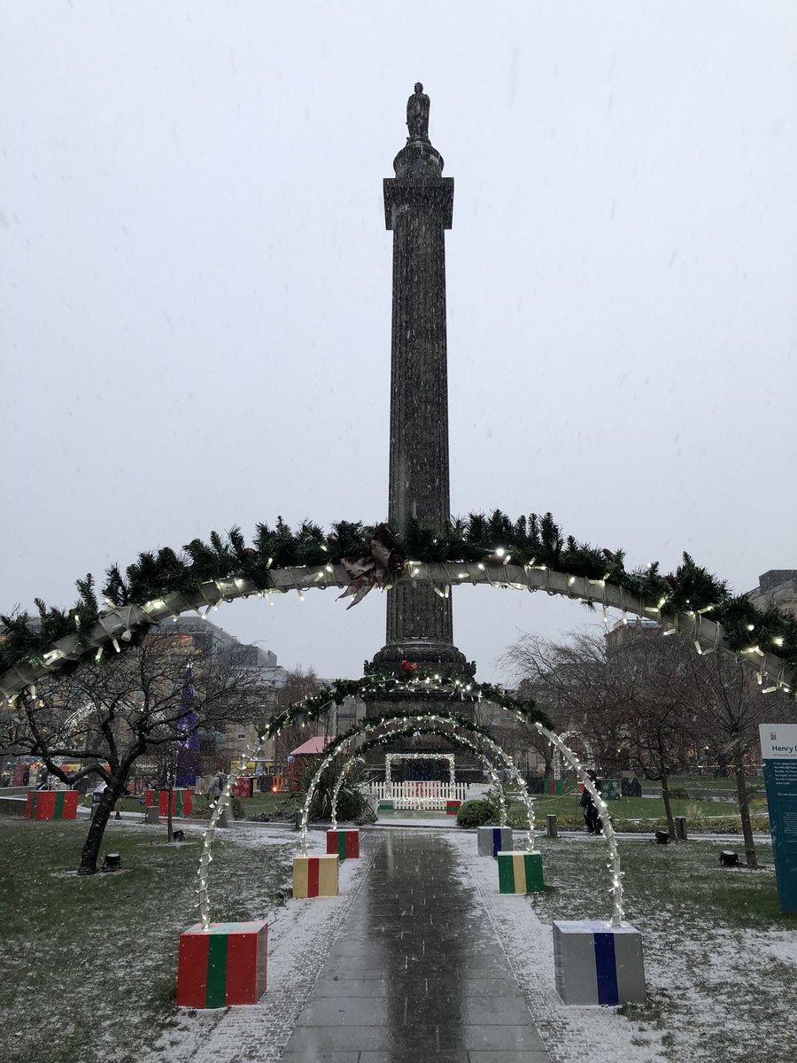 jackiedunbar82's tweet photo. Snowing in Edinburgh #snow #edinburghsnow @BBCScotlandNews @STVNews https://t.co/QpMnehQ2ar