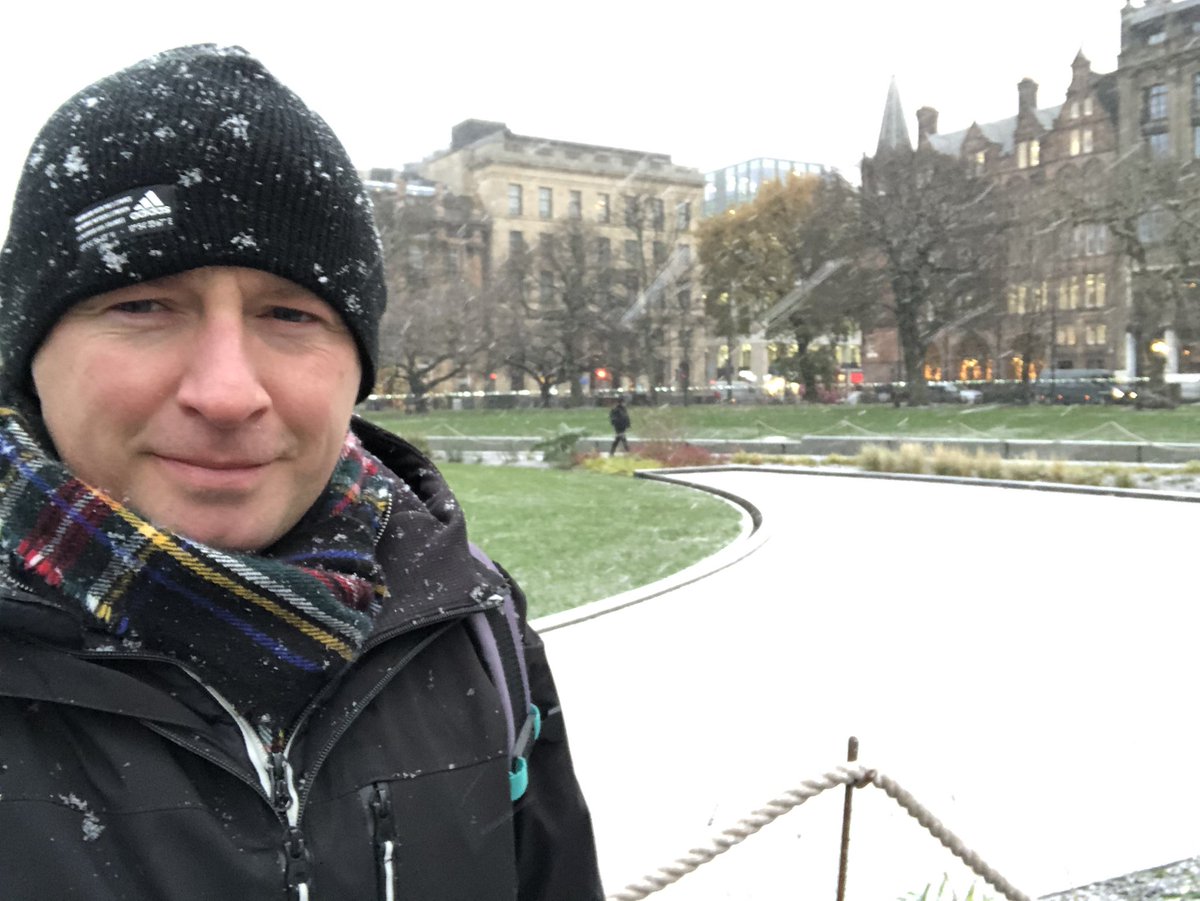 jackiedunbar82's tweet photo. Snowing in Edinburgh #snow #edinburghsnow @BBCScotlandNews @STVNews https://t.co/QpMnehQ2ar