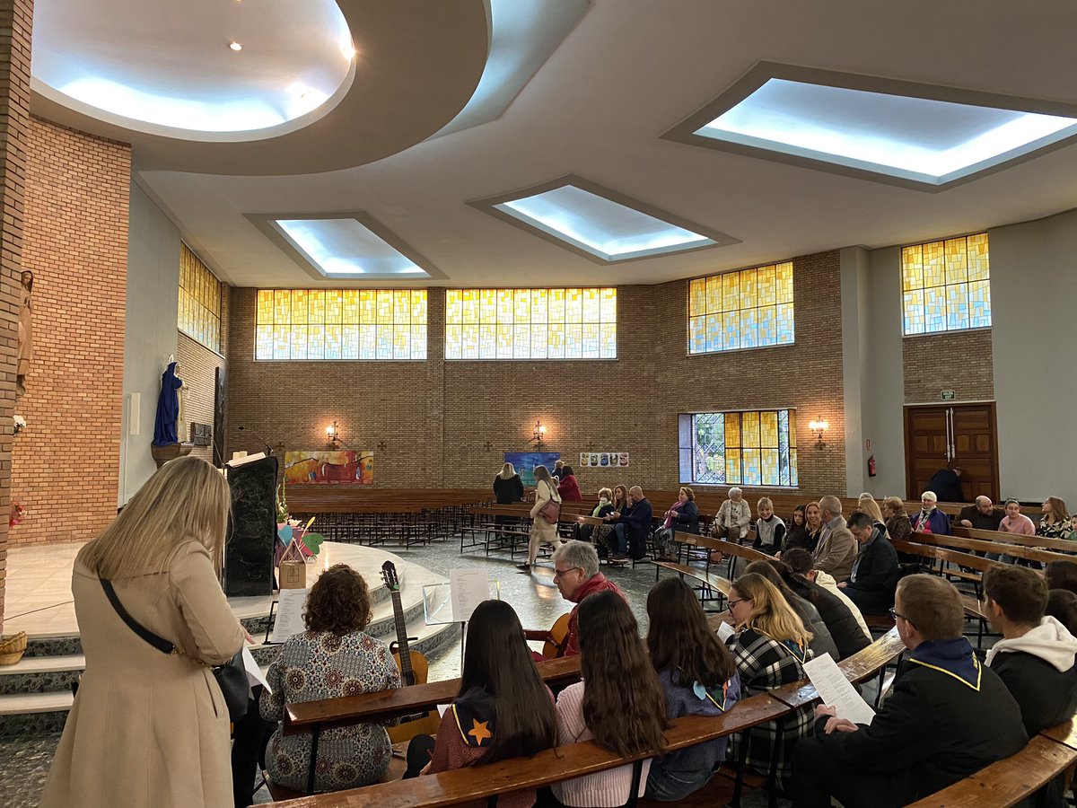 ColegioGamarra's tweet photo. 💜 ¡Esto se está animando! ¡Las puertas ya están abiertas! A las 11h empezamos. ¡Os esperamos! 🧡

#ADarloTodoJesuitinas
#DíaDeLaInmaculada https://t.co/arLMaoljhu