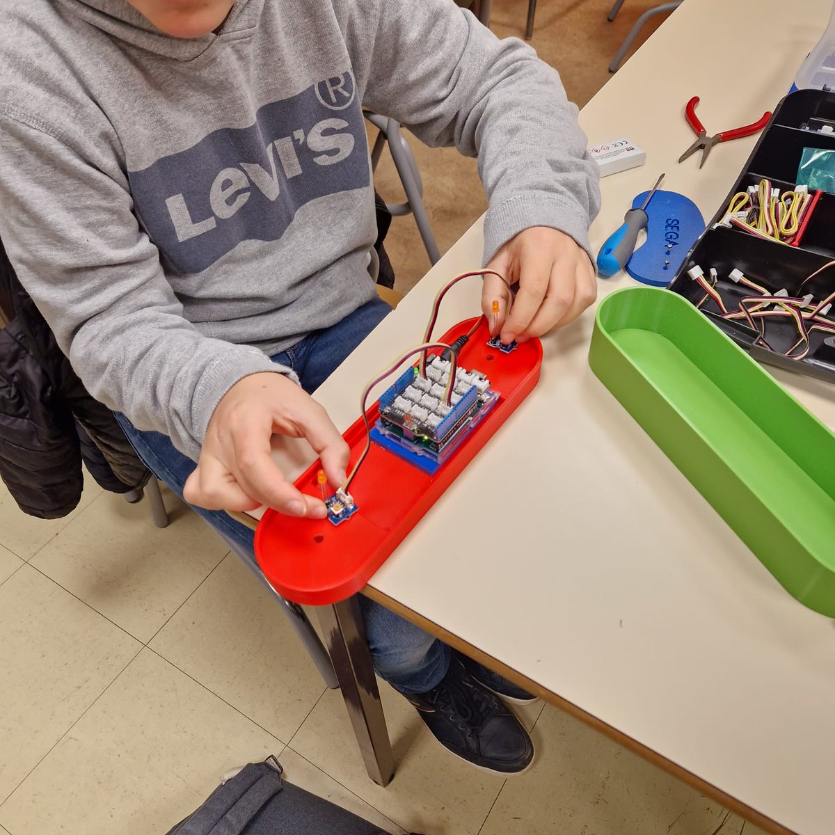 MAY'HUMANLAB (@mayhumanlab) on Twitter photo Une cinquantaine d’élèves de 4ème du collège Volney, à Craon, planchent sur des dispositifs pour faciliter le quotidien de personnes en situation de handicap.
Ce projet pédagogique a été mis en place avec l’association <a href="/MayHumanLab/">MAY'HUMANLAB</a> pendant 6 semaines. Une cinquantaine d’élèves de 4ème du collège Volney, à Craon, planchent sur des dispositifs pour faciliter le quotidien de personnes en situation de handicap.
Ce projet pédagogique a été mis en place avec l’association <a href="/MayHumanLab/">MAY'HUMANLAB</a> pendant 6 semaines.