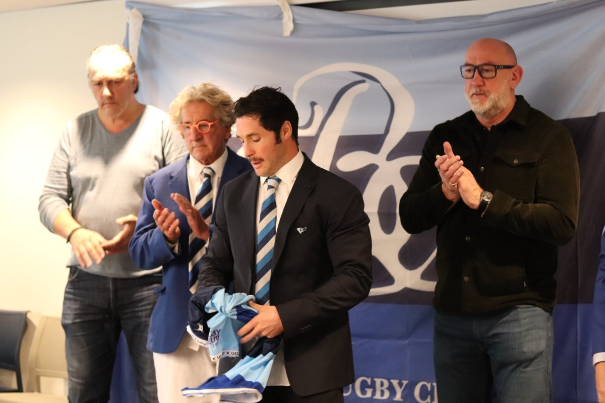 𝑳𝒂 𝒓𝒆𝒎𝒊𝒔𝒆 𝒅𝒆 𝒎𝒂𝒊𝒍𝒍𝒐𝒕𝒔 ✨

Un moment particulièrement important et unique chez les Barbarians Français pour partager les valeurs du Barbarian Rugby Club avant le match. 🔵⚪️

#BRC #Baabaas #EspritEtJeu 
@gilbertrugby_france