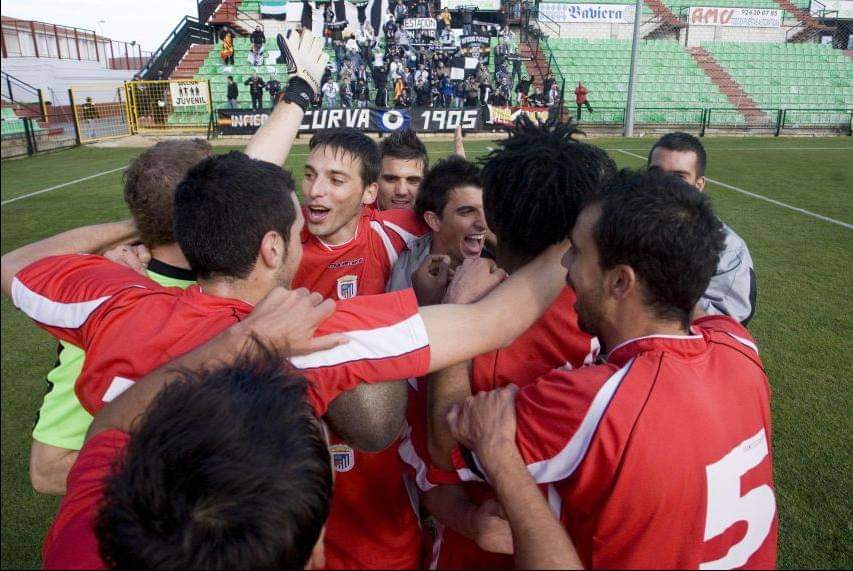 ElHijoLaCarmen2's tweet photo. Ya huele a pocilga de lejos,huele a derbi en el pueblo de piedras🖕🏻
#MeridaBadajoz https://t.co/w1dU9TBWvr