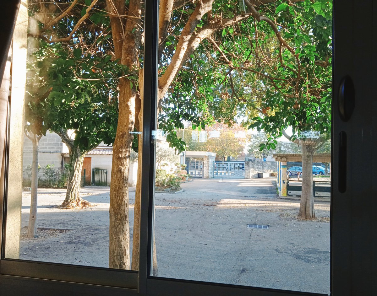 #EQ33 #Twoulipo #ParLaFenêtre
Bonjour aux participants de Twoulipo et particulièrement à ceux de l'équipe 33 ! Nous sommes des CM2 de l'école Marcel Pagnol à Morières-lès-Avignon. Nous espérons passer un bon moment en votre compagnie 😉🤞. 
Voici la vue de notre classe.