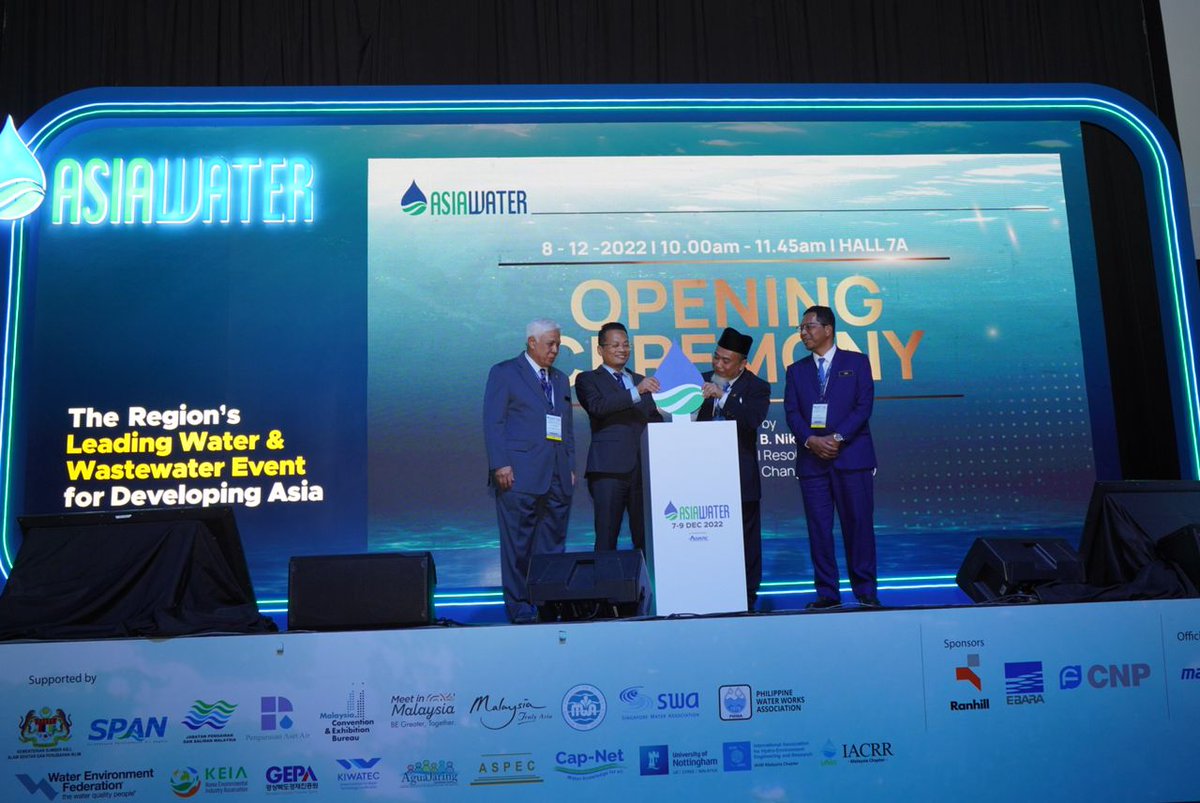 ASIAWATERexpo's tweet photo. ASIAWATER 2022 Opening Ceremony has been officiated by YB. Tuan Nik Nazmi B. Nik Ahmad.

In the same event, ASIAWATER took the chance to honour YBhg. Dato' Seri Ir. Dr. Zaini Bin Ujang for the ASIAWATER EXEMPLARY AWARD for his continuous dedication in the water industry. https://t.co/L2FEsgk2AU