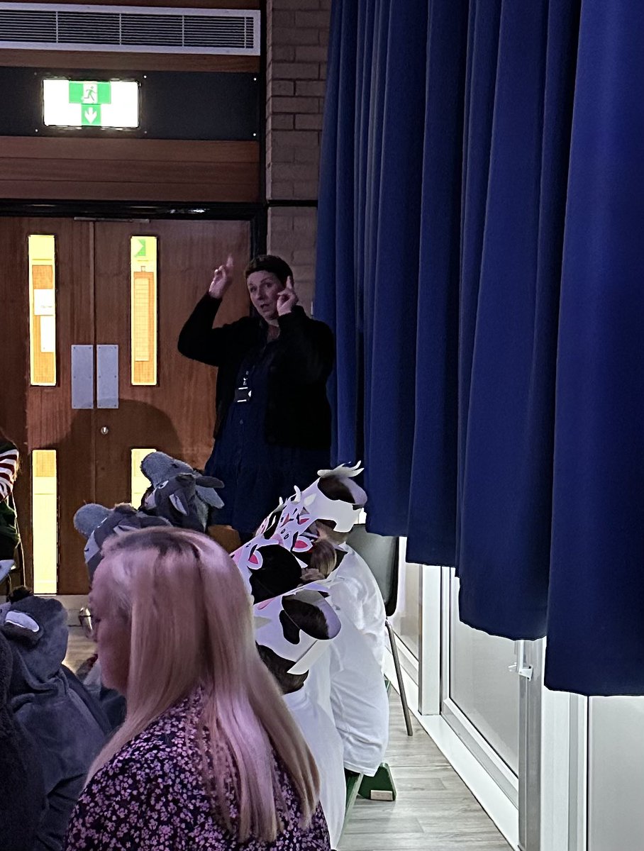 HatchellWood's tweet photo. Another great performance from our ks1 children. Thank you to our BSL interpreter who allowed our concert to be accessible and enjoyable to all @TheRoseLearning https://t.co/4TCf6U6ol2