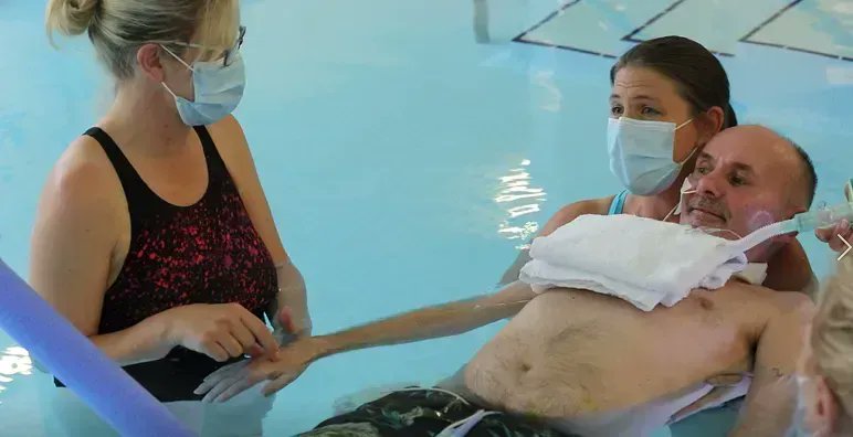 SolentNHSTrust's tweet image. Hydrotherapy is like gold dust in #rehabilitation 💧 read Mark Hobbs story here: buff.ly/3UDyPKE &amp;amp; his #hydrotherapy journey with our physiotherapists at QAH with colleagues from @PHU_NHS helping Mark get the care and treatment he needs so he can get home to his family 💙
