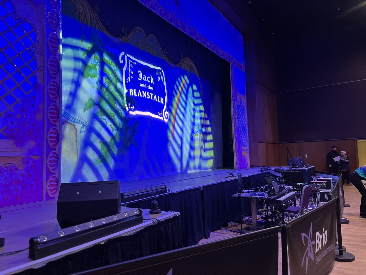 JDonaldsonClass's tweet image. We have arrived @BrioLeisure and have front row seats! We are very excited! 😀