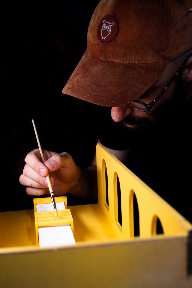 Une petite retouche pré-tournage nous fait gagner tellement de temps sur les retouches en post-production 😼

La dextérité de <a href="/PierreYves_/">Pierre-Yves Sage</a>  à toute épreuve.

Un décor réalisé pour le musée @GadagneLyon