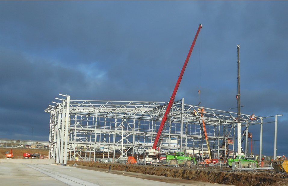 rd_billington's tweet photo. Progressing well onto the main trussed frame at our Segro, Coventry project https://t.co/aDB735Kgec