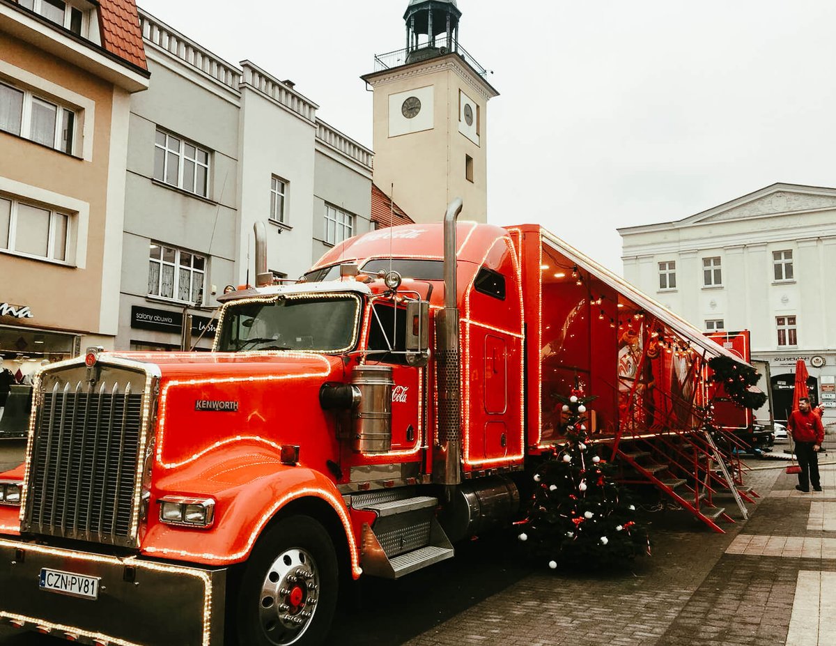 GazetaRybnicka's tweet photo. Już jutro legendarna #ciężarówkaCocaColi przyjedzie do #Rybnik. Co trzeba wiedzieć, wybierając się na event na rynku 👉 https://t.co/slu7RRaAwf https://t.co/lXZmsORYvU