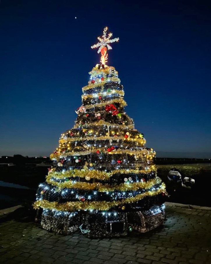 The Lobster Pot Christmas Tree is back on the Quay in Emsworth!🦞

The tradition started 8 years ago, after a storm in 2014. Locals in the village each sponsored a lobster pot to build the tree, which were later donated to local fishing businesses🎄

#lobsterpottree #emsworthlife