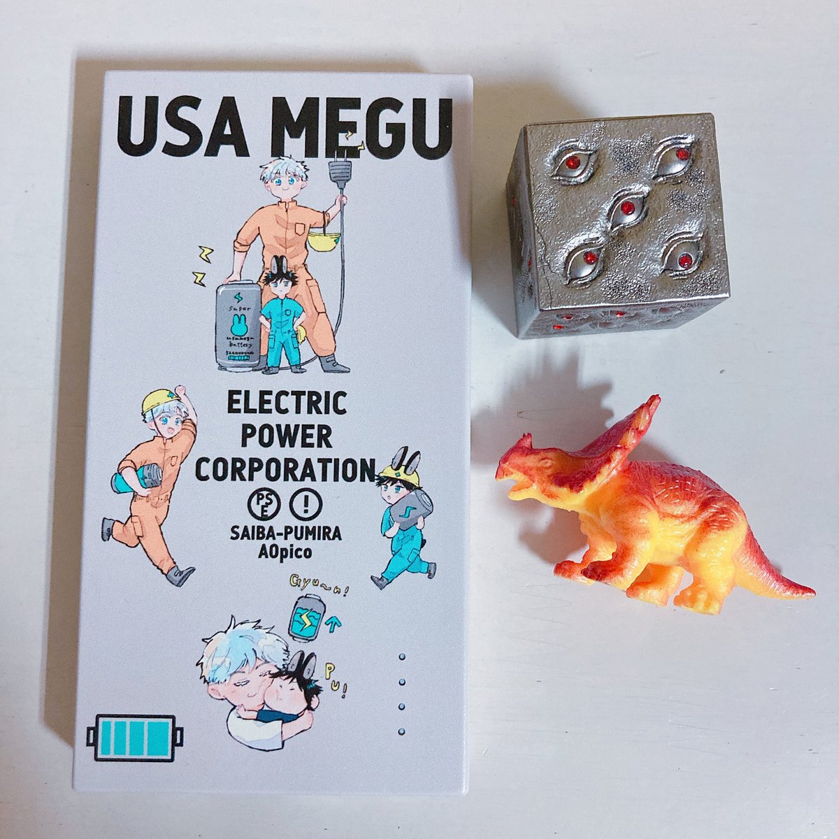 うさめぐバッテリーのご紹介をすっかり忘れていたのでご紹介します!
最強充電師とその一番弟子が充電を切らしたあなたの元へいつでもどこでも駆けつけます!
5000mAhで155gの軽量薄型。あのごくもんきょと比べてもこの大きさ。是非お手にとってみてください。本体充電用ケーブル付き。会場価格¥3000。 