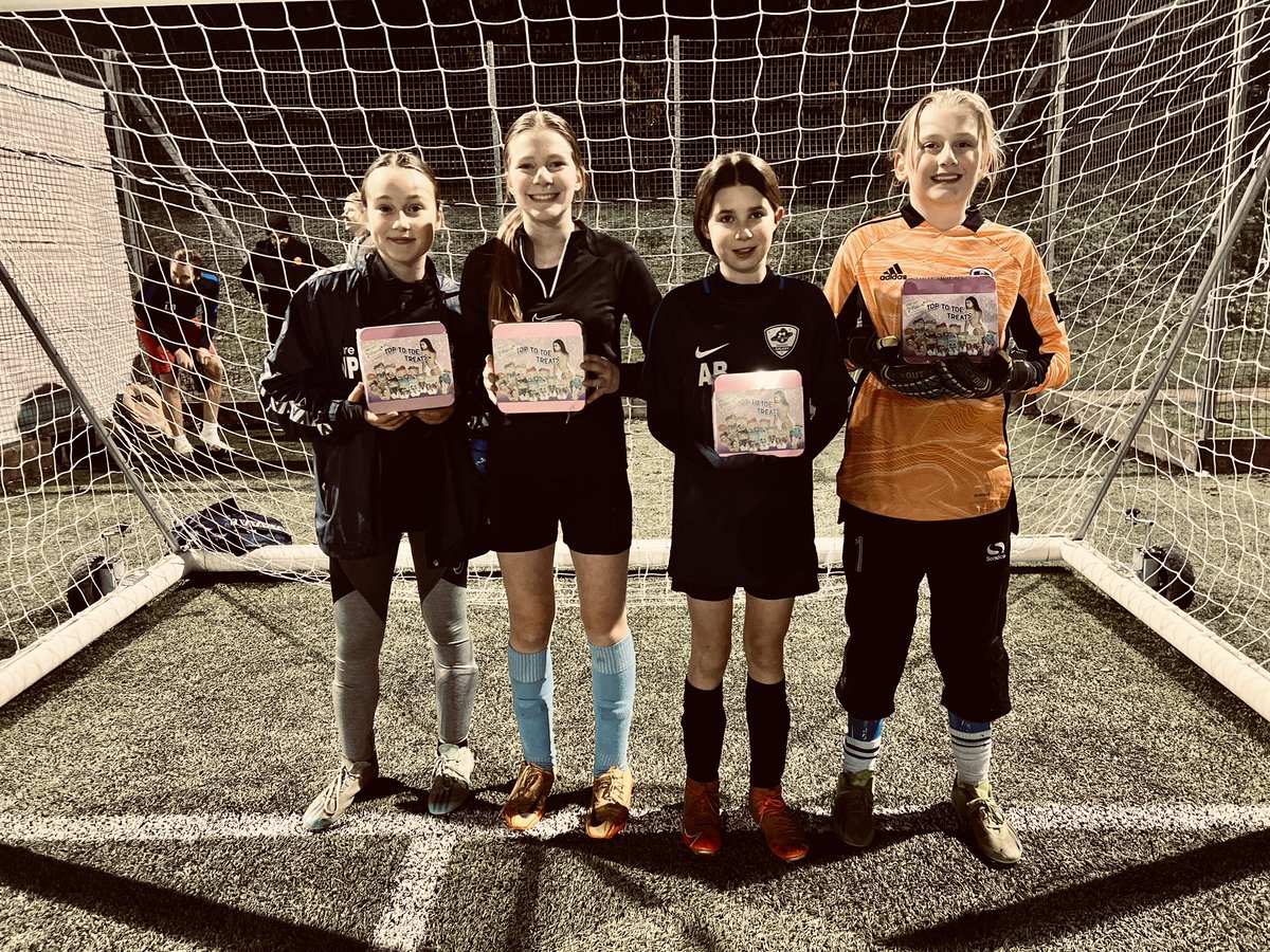 BarmingGalaxy's tweet photo. Thank you to @Ilove7thHeaven for the wonderful Christmas gifts for the whole of the Galaxy squad… we managed to grab 4 with their present - as it’s carnage at the end of training lol #grassrootsfootball https://t.co/zbvVMemHJr