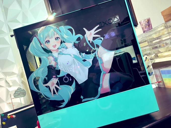 イラストとは違いますが( ¨̮)私のイラストがこんなことになりましたこれは初音ミク仕様になったPCケースです  