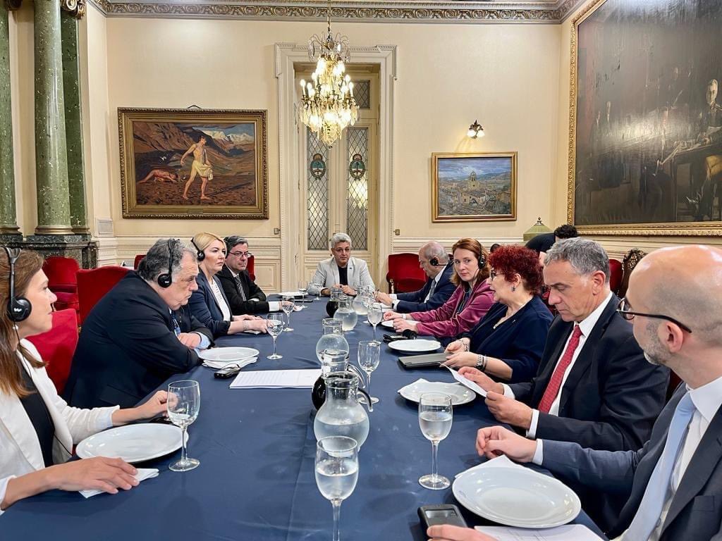 ForneaDumitru's tweet photo. @EESC_President,Ms. @ChristaSchweng,met on 7th of December 2022,in Buenos Aires, members of the Congreso De La Nacion Argentina
🇦🇷 Mr.Eduardo Félix Valdés
🇦🇷 Dr. Rosana Andrea Bertone
🇦🇷 Ms. Silvana Michaela Ginocchio
#Latin🌎
#Argentina
#Mercosur
#FitFor55Challenges
🇪🇺🤝🇦🇷 https://t.co/iBx7rn9Old