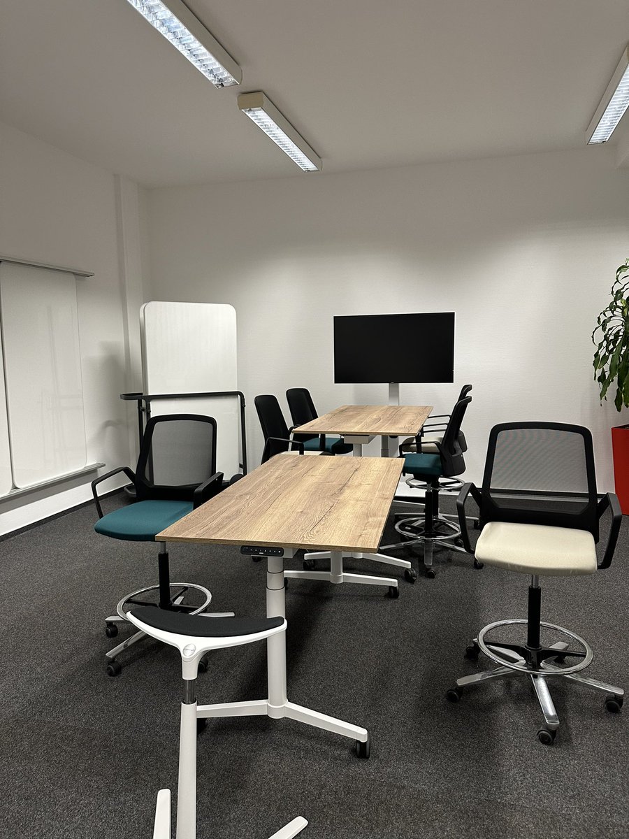 LeTino80's tweet photo. Die @dbsystel hat gestern unseren neu gestalteten Standort in #Erfurt feierlich eröffnet. Es gibt nun #kreativ Räume, eine #coffebar, Räume für Ruhearbeit und viele liebevoll gestaltete Räume, um Möglichkeiten für gemeinsames Arbeiten zu finden. 1/2 https://t.co/8Ve24UitR8