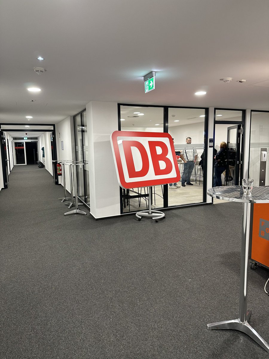 LeTino80's tweet photo. Die @dbsystel hat gestern unseren neu gestalteten Standort in #Erfurt feierlich eröffnet. Es gibt nun #kreativ Räume, eine #coffebar, Räume für Ruhearbeit und viele liebevoll gestaltete Räume, um Möglichkeiten für gemeinsames Arbeiten zu finden. 1/2 https://t.co/8Ve24UitR8