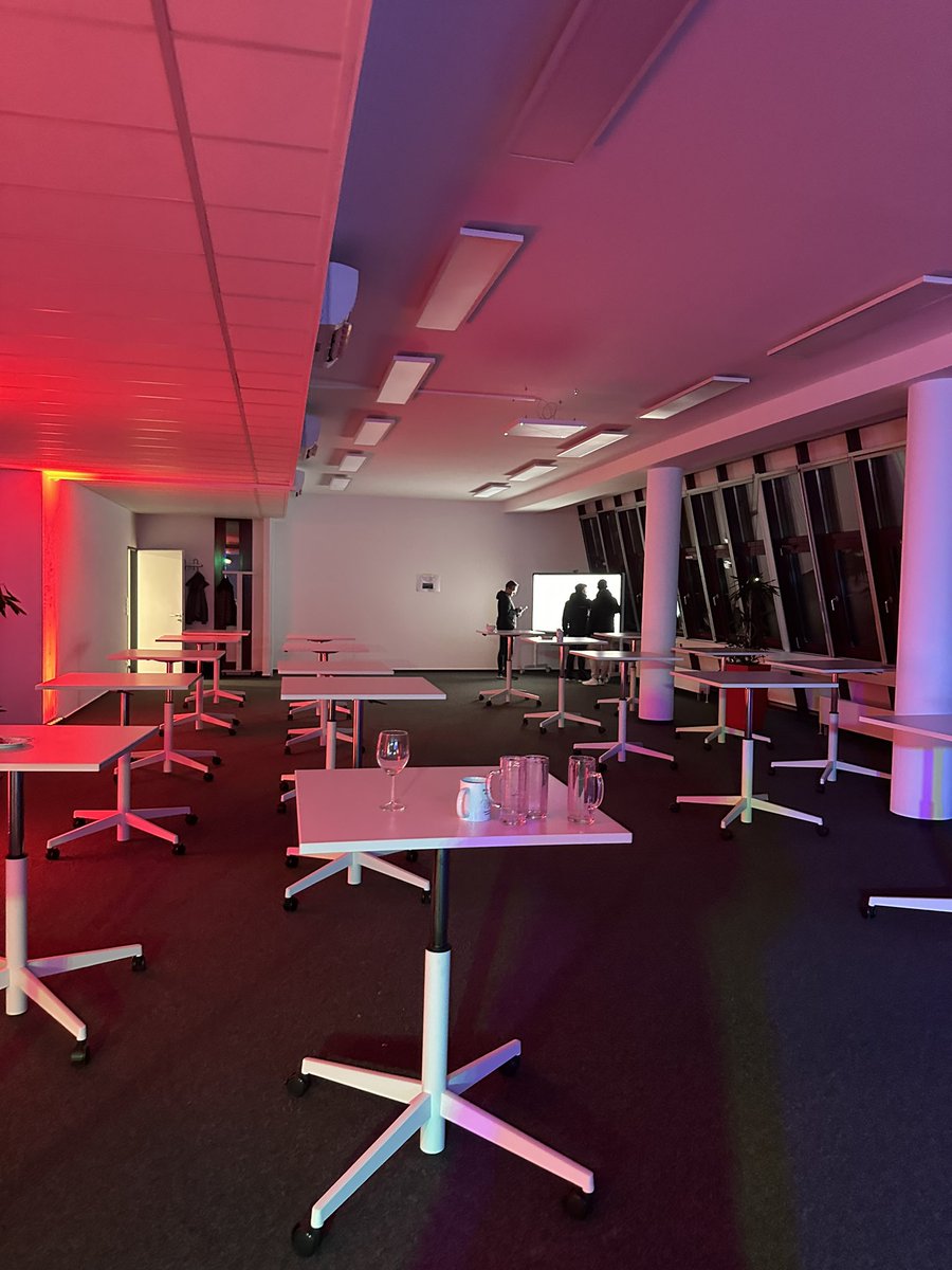 LeTino80's tweet photo. Die @dbsystel hat gestern unseren neu gestalteten Standort in #Erfurt feierlich eröffnet. Es gibt nun #kreativ Räume, eine #coffebar, Räume für Ruhearbeit und viele liebevoll gestaltete Räume, um Möglichkeiten für gemeinsames Arbeiten zu finden. 1/2 https://t.co/8Ve24UitR8