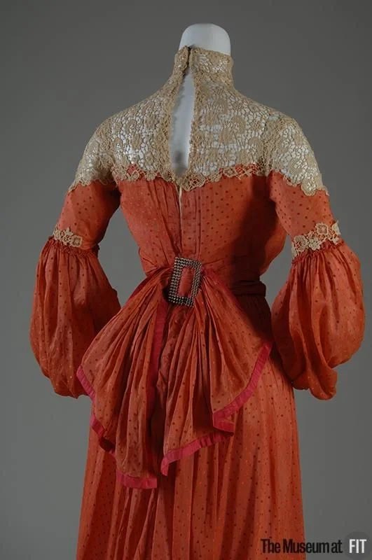 kateStrasdin's tweet photo. There is something quite daring about this dress, unlikely though it might seem of an early c20th gown. The arrangement of lace falling from the throat offers shoulders that are covered yet visible, skin on display but not. At least I hope that was the effect it had @museumatfit https://t.co/U4pmE7QjJk