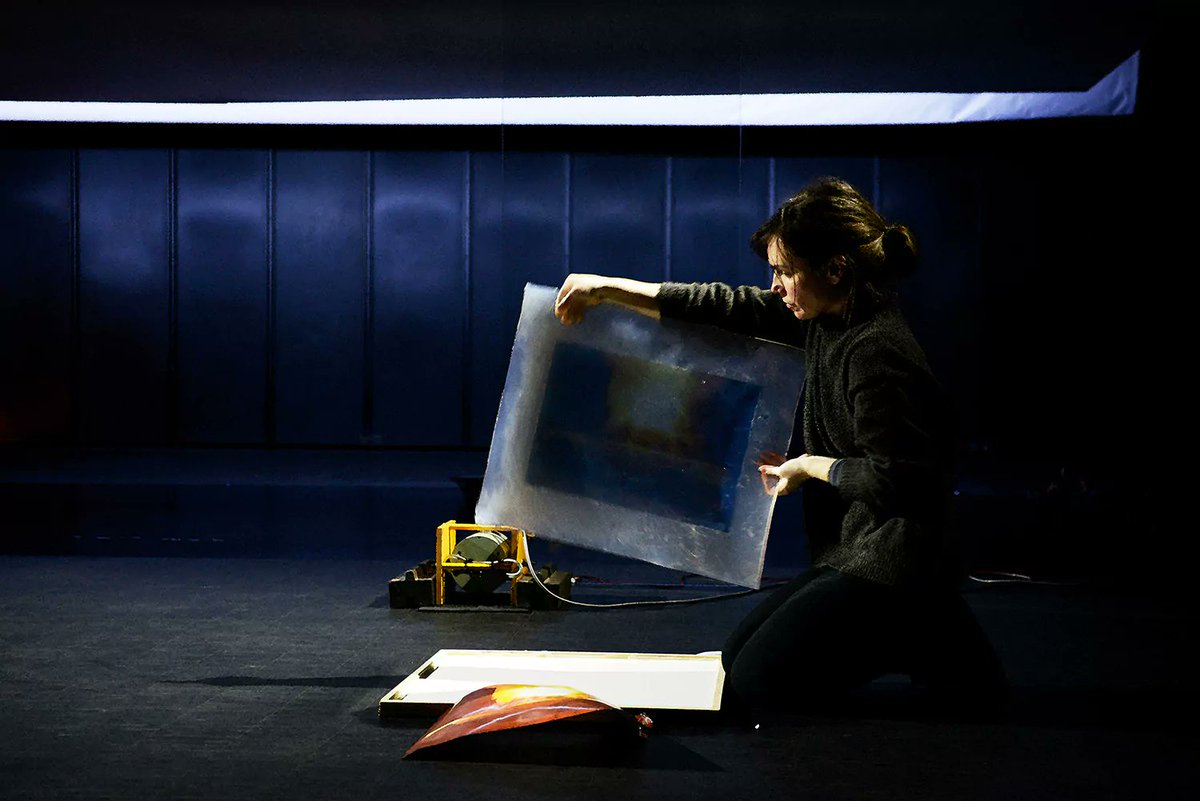 [critique] <a href="/fanny_imbert/">Fanny Imbert</a> La voiture comme fétiche, selon Aurélia Ivan bit.ly/3uzAaYs La plasticienne et metteuse en scène propose un objet hybride au <a href="/theatredelacite/">Théâtre de la Cité</a> Une réflexion composite sur la place de la voiture dans notre société.