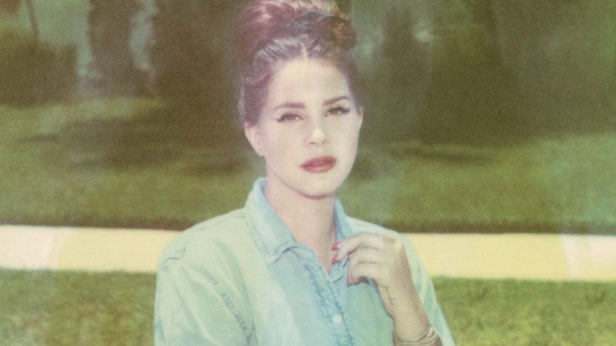 jenesaispop's tweet photo. "Dime que te gusto, fóllame hasta que me muera, ámame hasta que me ame a mí misma" #LanaDelRey le canta a la soledad, a la efemeridad de la fama, y también a Harry Nilsson, en el primer single de su nuevo disco.

Canción Del Día. https://t.co/DZh6kBpQH6 https://t.co/Lspk6ypb4M