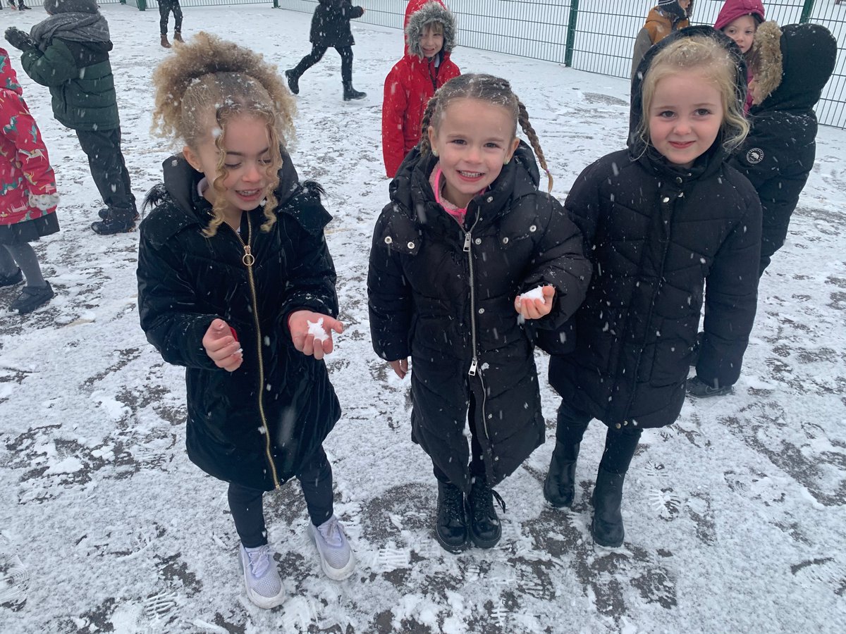 hermitageparkps's tweet photo. Primary 1 had so much fun playing in the snow this morning (wrapped up warmly and for a short period). We used this to create wonderful senses poems when back in class.
#letitsnow #christmasfun #sensespoetry #learningincontext https://t.co/zxRRKgytDl