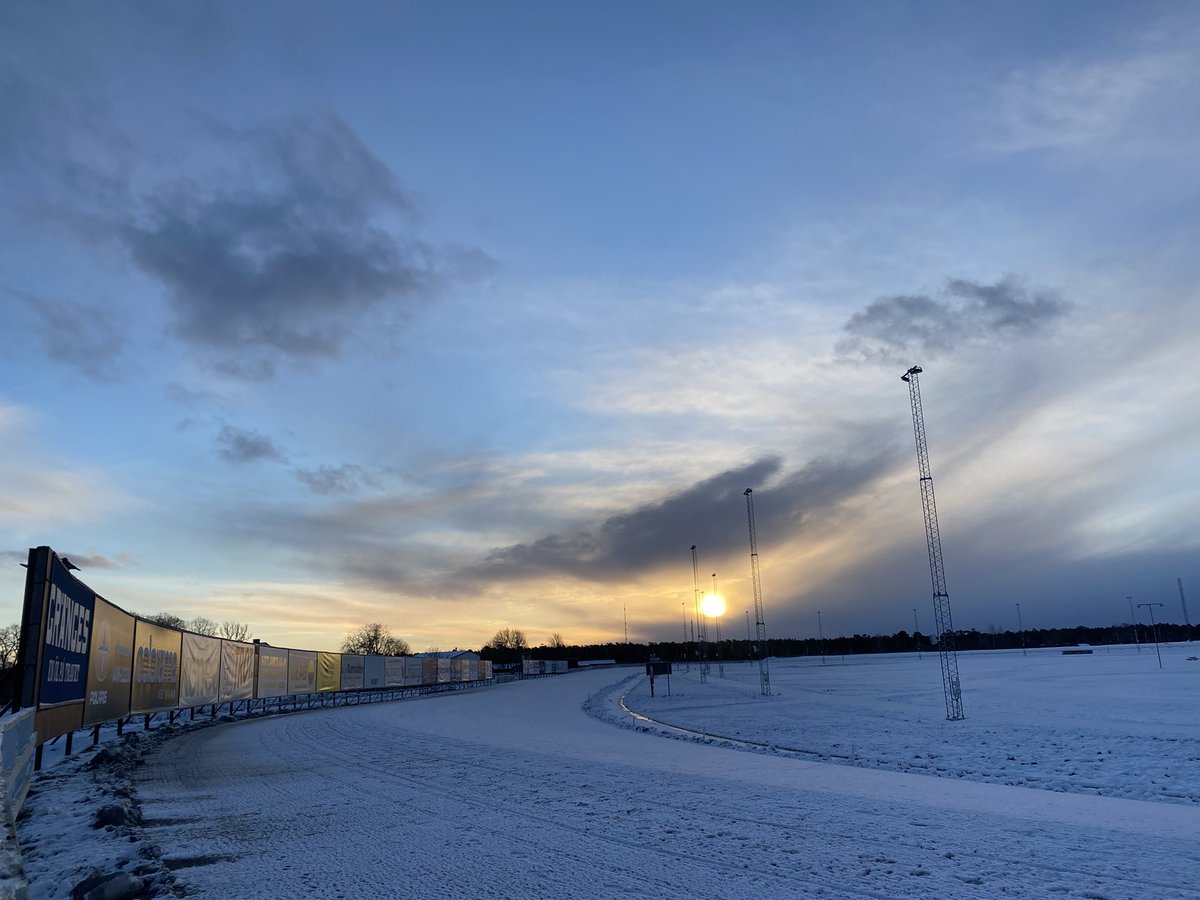 Visbytravet i mild vinterskrud denna förmiddag. 
Jag njuter i fulla drag av en temperatur på -1 och roar mig flera ggr om dagen med att, på väderappar, spana in den Sibiriska kylan som nu intagit trakten jag bodde i nyss. 🎉❄️
