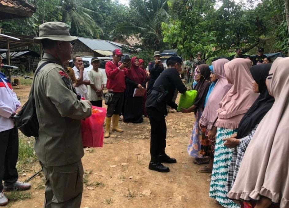 dwiseptiaa28's tweet photo. Kapolda Sumsel gelar bakti sosial, Rabu 07/12.Dusun ll Talang Tengah Desa Tanjung Merbu Kec. RambutanKab.BanyuasinSebanyak 200 bungkus sembako

#Kapoldasumsel
#Poldasumsel
#humaspoldasumsel
#PolisiBanyuasin
#PolresBanyuasin
#KapolresBanyuasin
#QuickwinsPolriPresisiPolresBanyuasin https://t.co/9jHg5riUwD