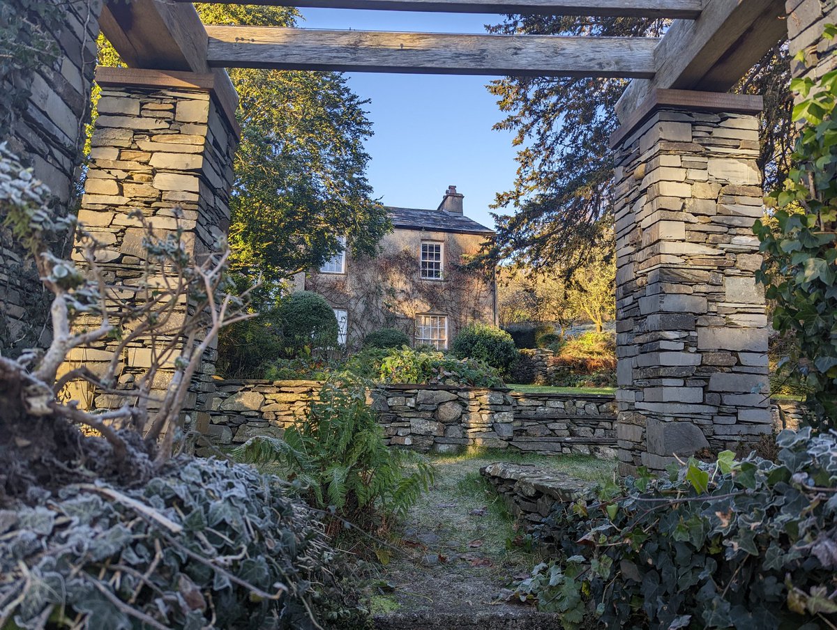 The Lakes is so beautiful on a day like today. But my god it's cold!!