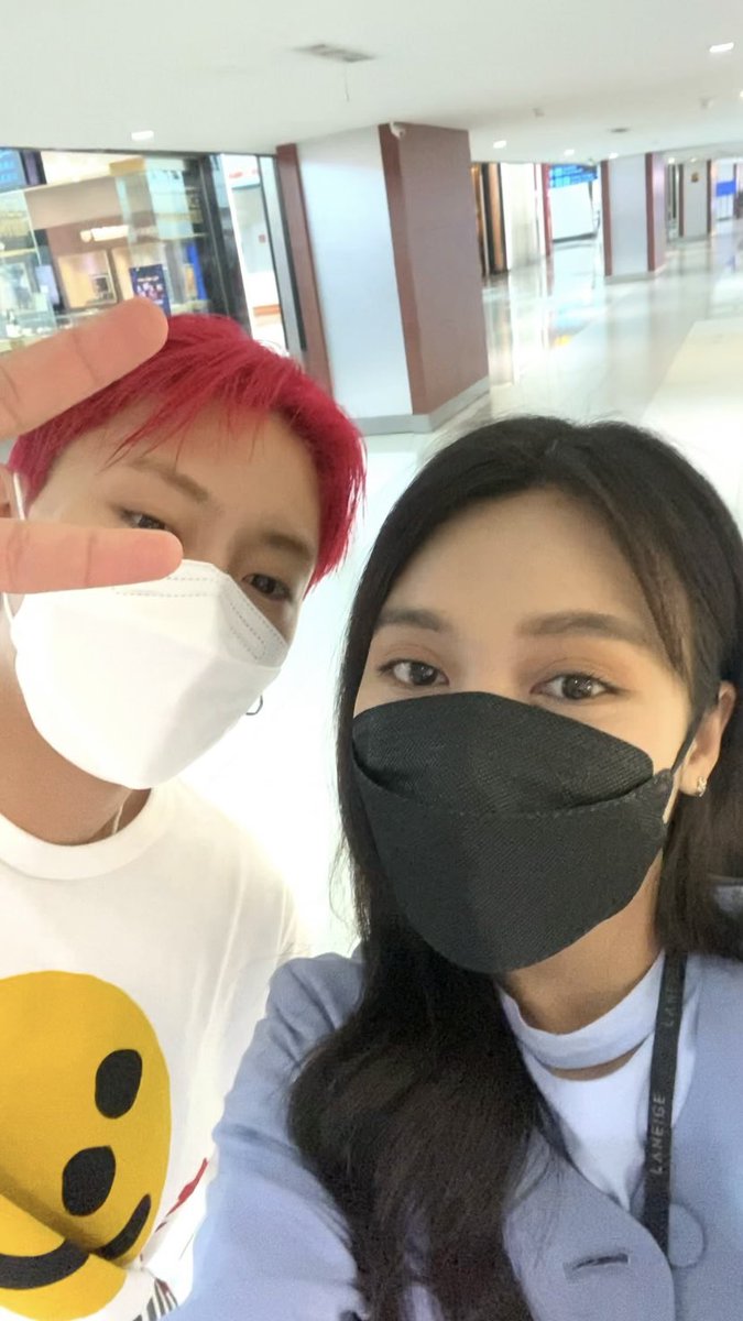 huftoria's tweet photo. @_DPRLIVE airport departure CGKπ« KUL 221208
Thank you Dabin for taking selfie with me π
#TheRegimeTourJakarta
#TheRegimeWorldTour
#TheRegimeTourIndonesia
#DPRINJKT #DPRLIVE https://t.co/SylU0CPS98